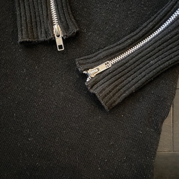 Boohoo Asymmetrical Hem Sweater with Sleeve Zipper Detail - Picture 4 of 6